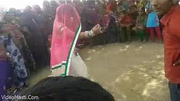 Bhabhiji Dancing On Bhojpuri Song In Gaon(videomasti.com)